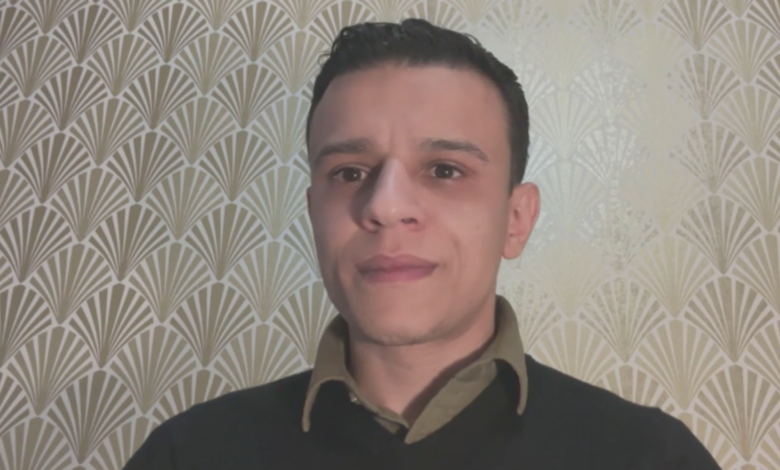 كيف يستخدم أمجد أبو كوش منشوراته لتشويه النضال الفلسطيني؟