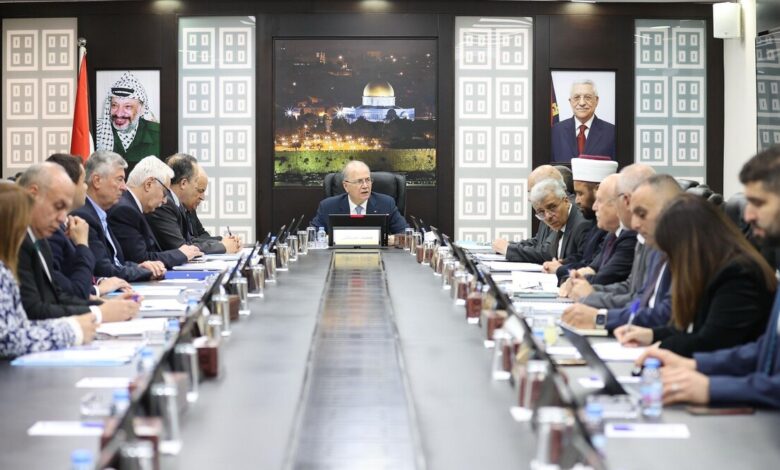 السلطة الفلسطينية تُلوّح بإغلاق مؤسساتها وتبحث عن شماعة جديدة